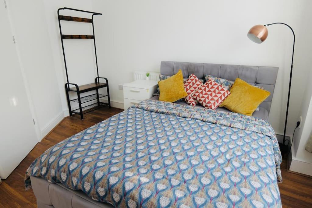 Two Bedroom Flat Near Transport & Shops *