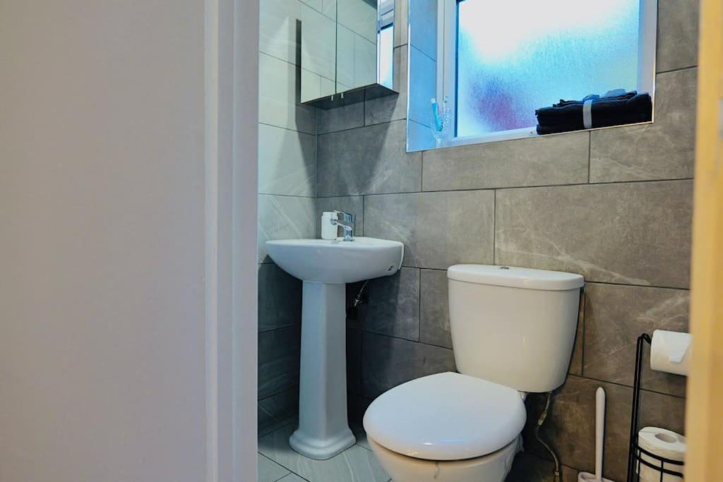 Appartement Two Bedroom Flat Near Transport & Shops *