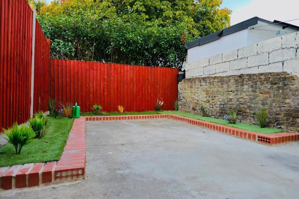 Two Bedroom Flat Near Transport & Shops