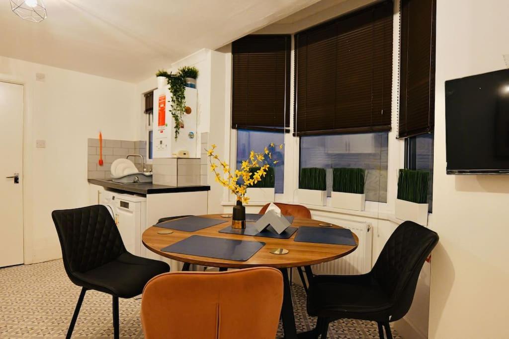 Appartement Two Bedroom Flat Near Transport & Shops Londen