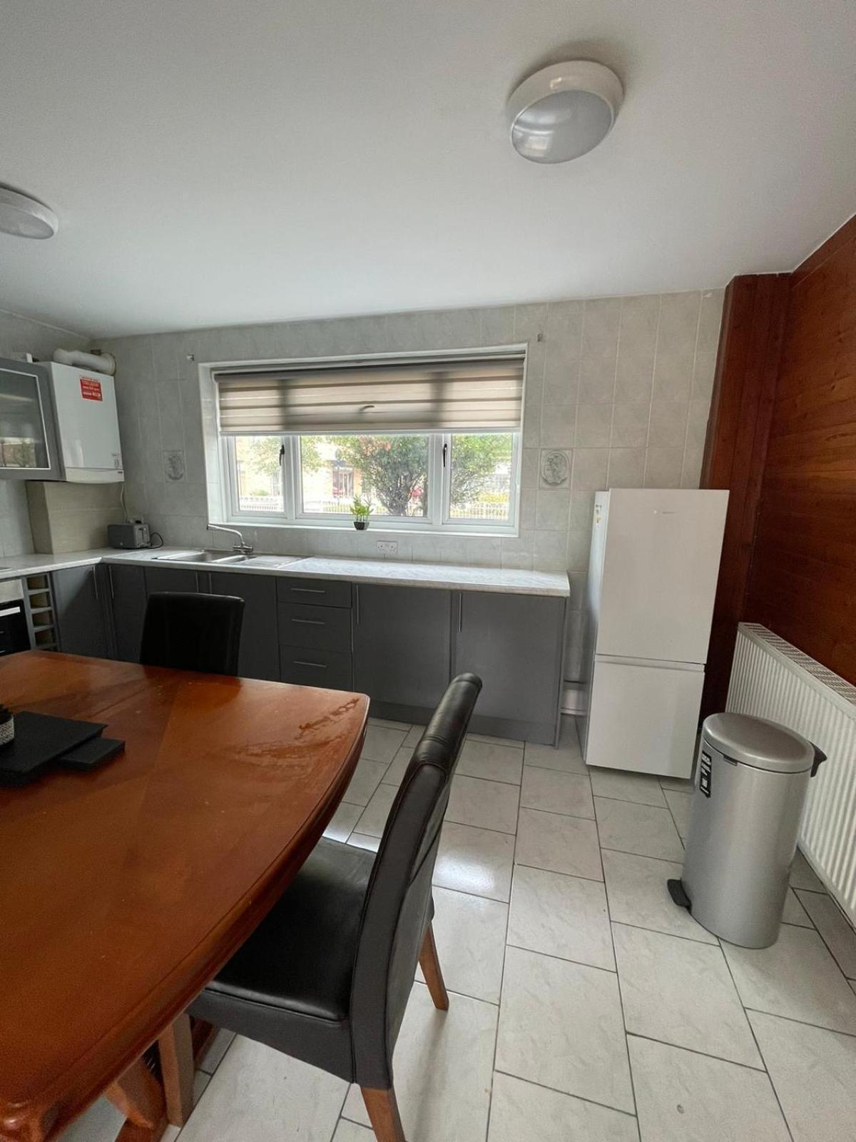 Lovely Spacious 3 Bedroom House With Sofa Bed, 30 Minutes From Holiday home London