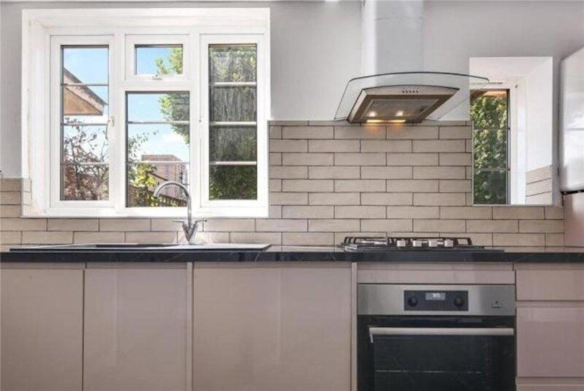 Limehouse En-suite With Garden View