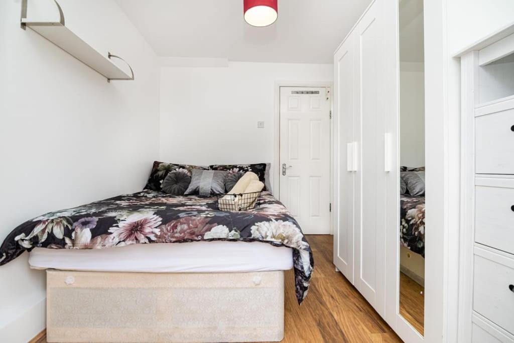 Comfortable New Refurbished Bedroom Pensión *