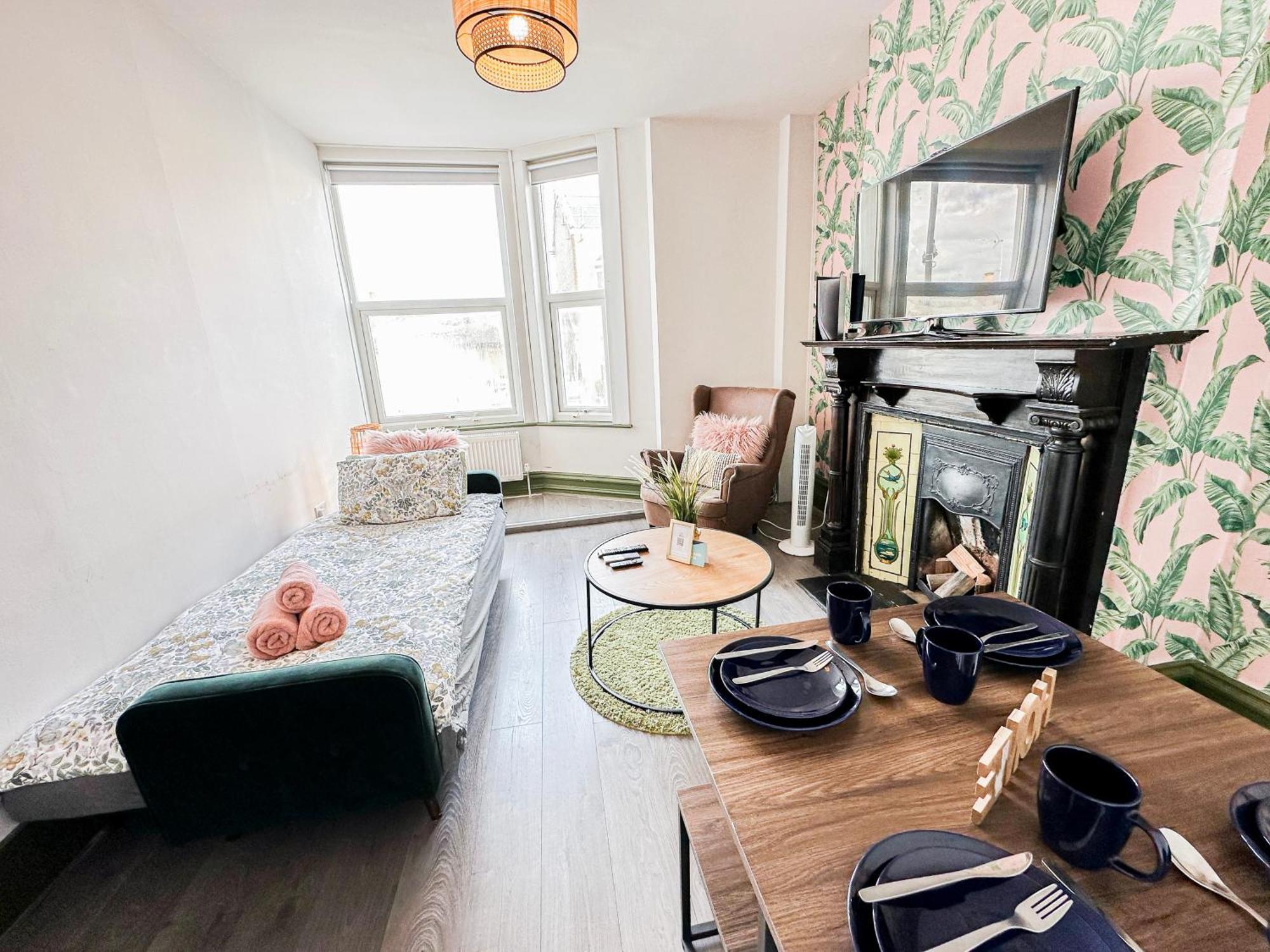 2 Bedroom Flat With Indoor Fireplace In Shepherds Bush, Near White City *
