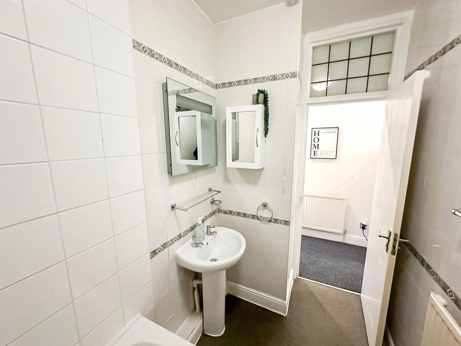 Apartment Cosy Near Hampstead Heath With Free On-site Parking & Private Gardens, Golders Green *