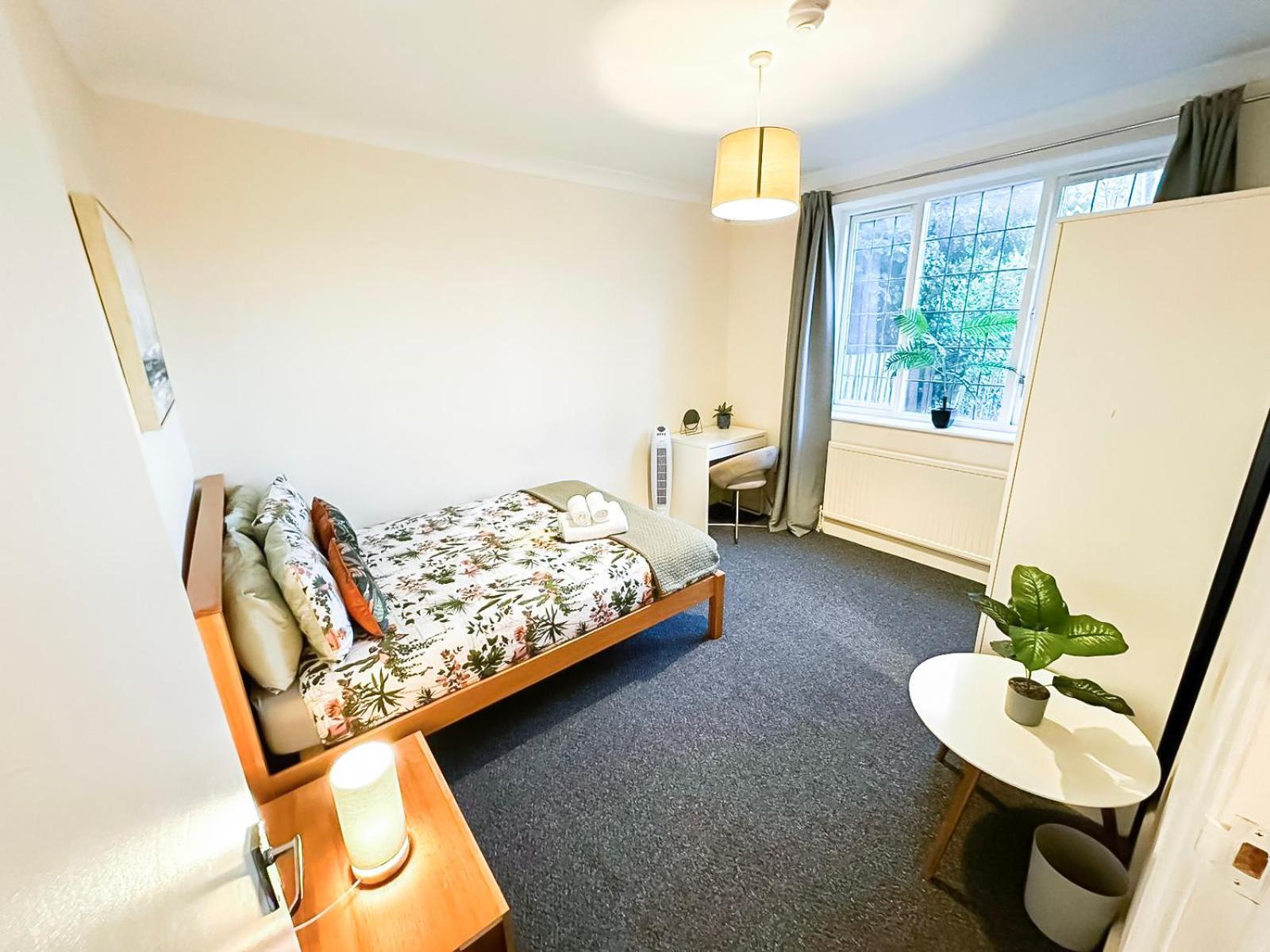 Apartment Cosy Near Hampstead Heath With Free On-site Parking & Private Gardens, Golders Green