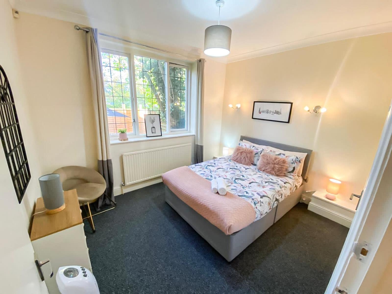 Apartment Cosy Near Hampstead Heath With Free On-site Parking & Private Gardens, Golders Green London