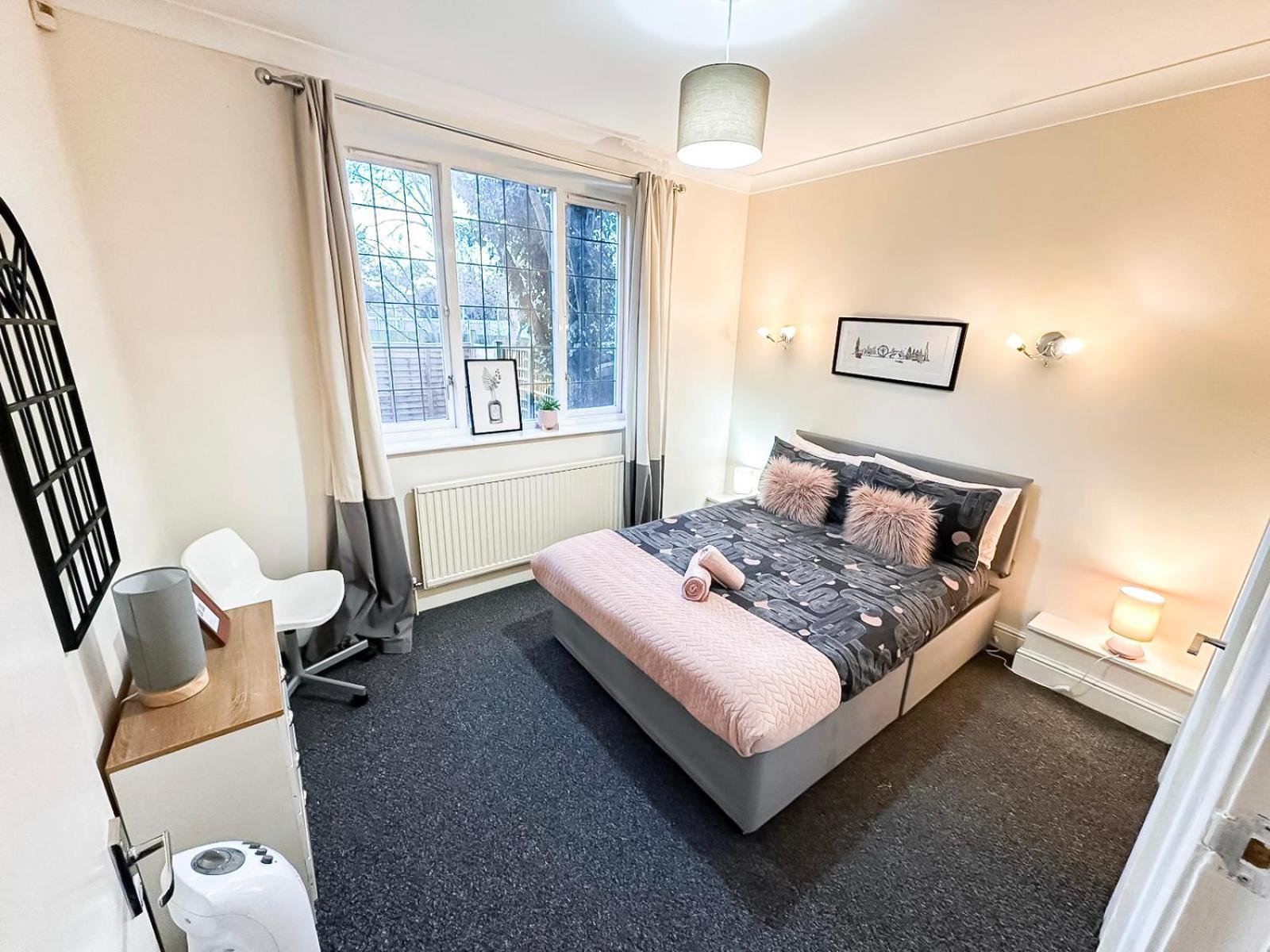 Cosy Near Hampstead Heath With Free On-site Parking & Private Gardens, Golders Green London