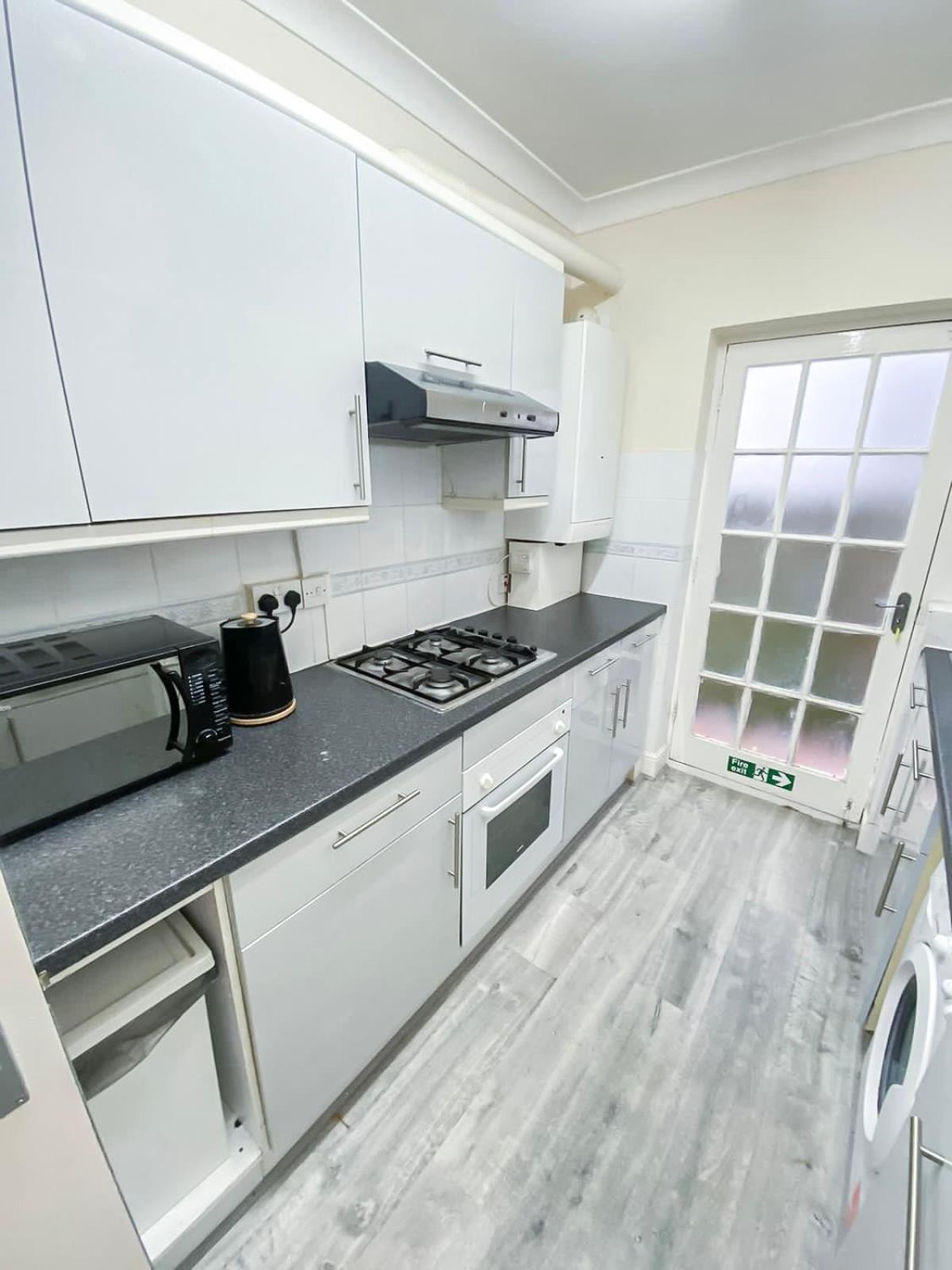 Cosy Near Hampstead Heath With Free On-site Parking & Private Gardens, Golders Green London