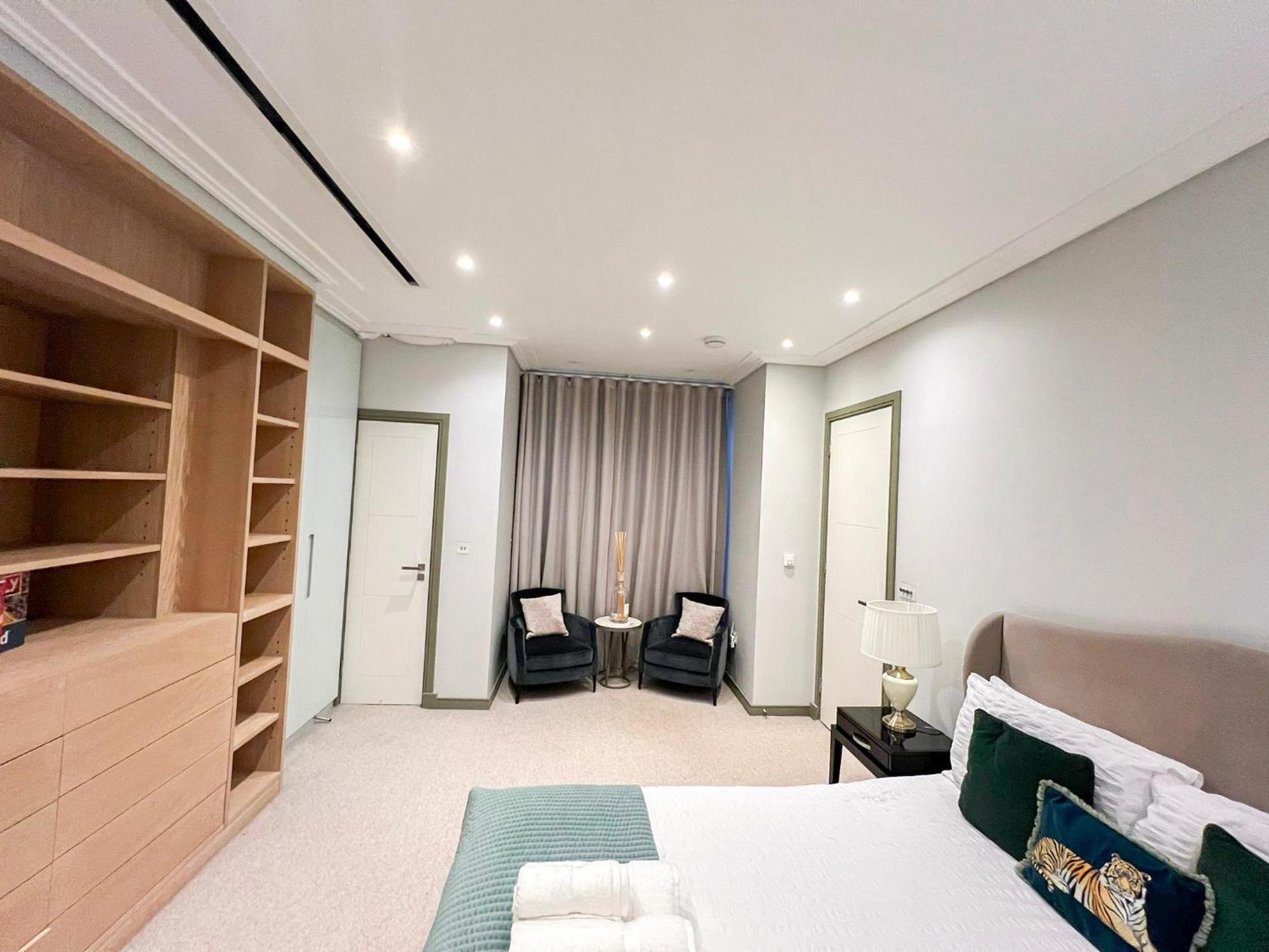 Posh 3 Bedroom Flat With Terrace And Indoor Fireplace In Mayfair, Near Hyde Park *