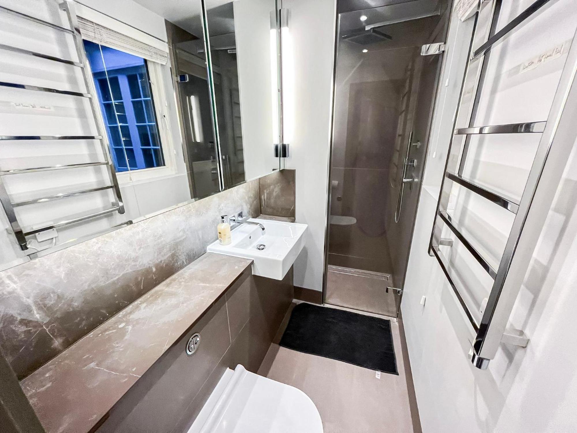 Posh 3 Bedroom Flat With Terrace And Indoor Fireplace In Mayfair, Near Hyde Park
