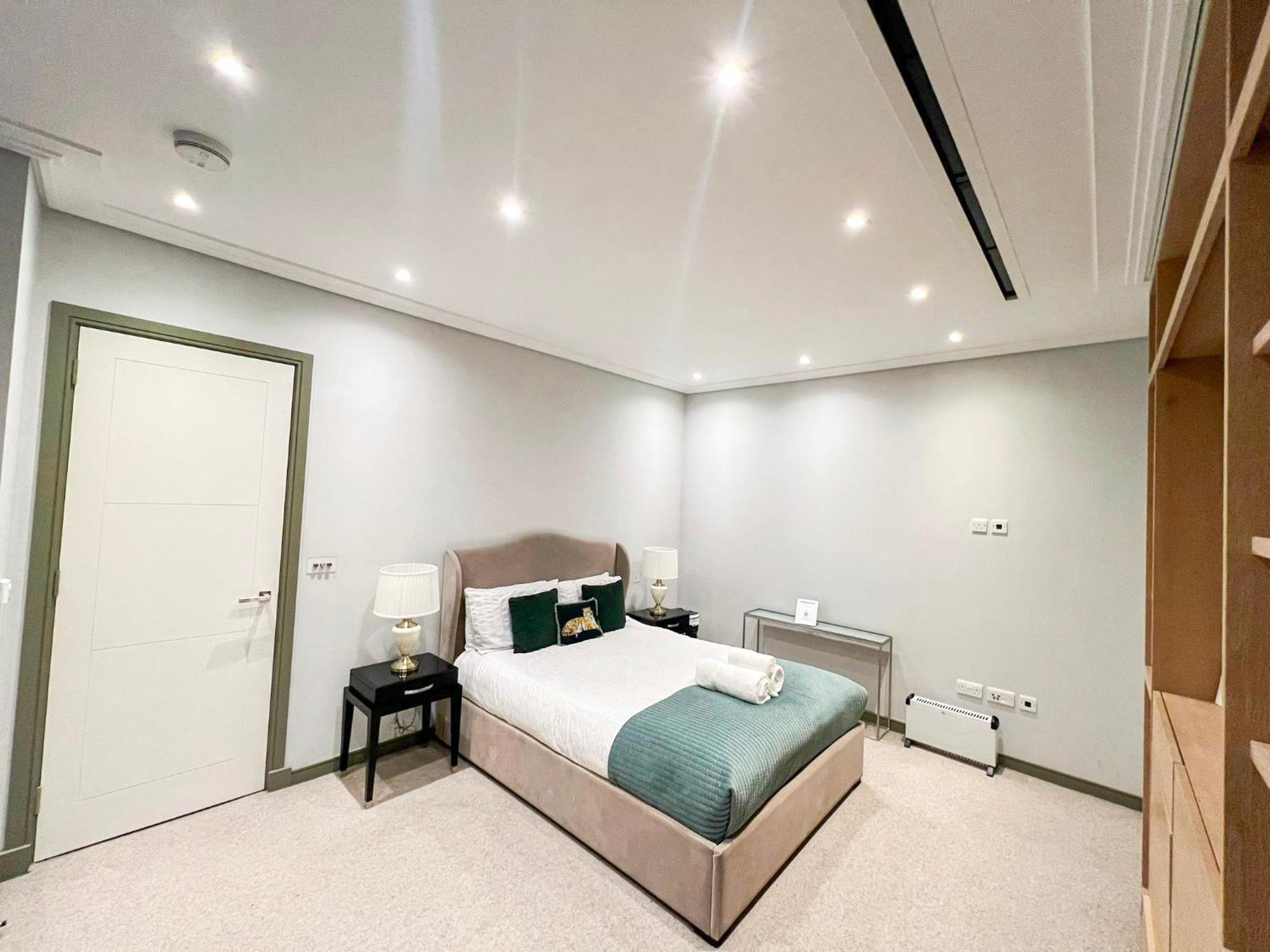Posh 3 Bedroom Flat With Terrace And Indoor Fireplace In Mayfair, Near Hyde Park *