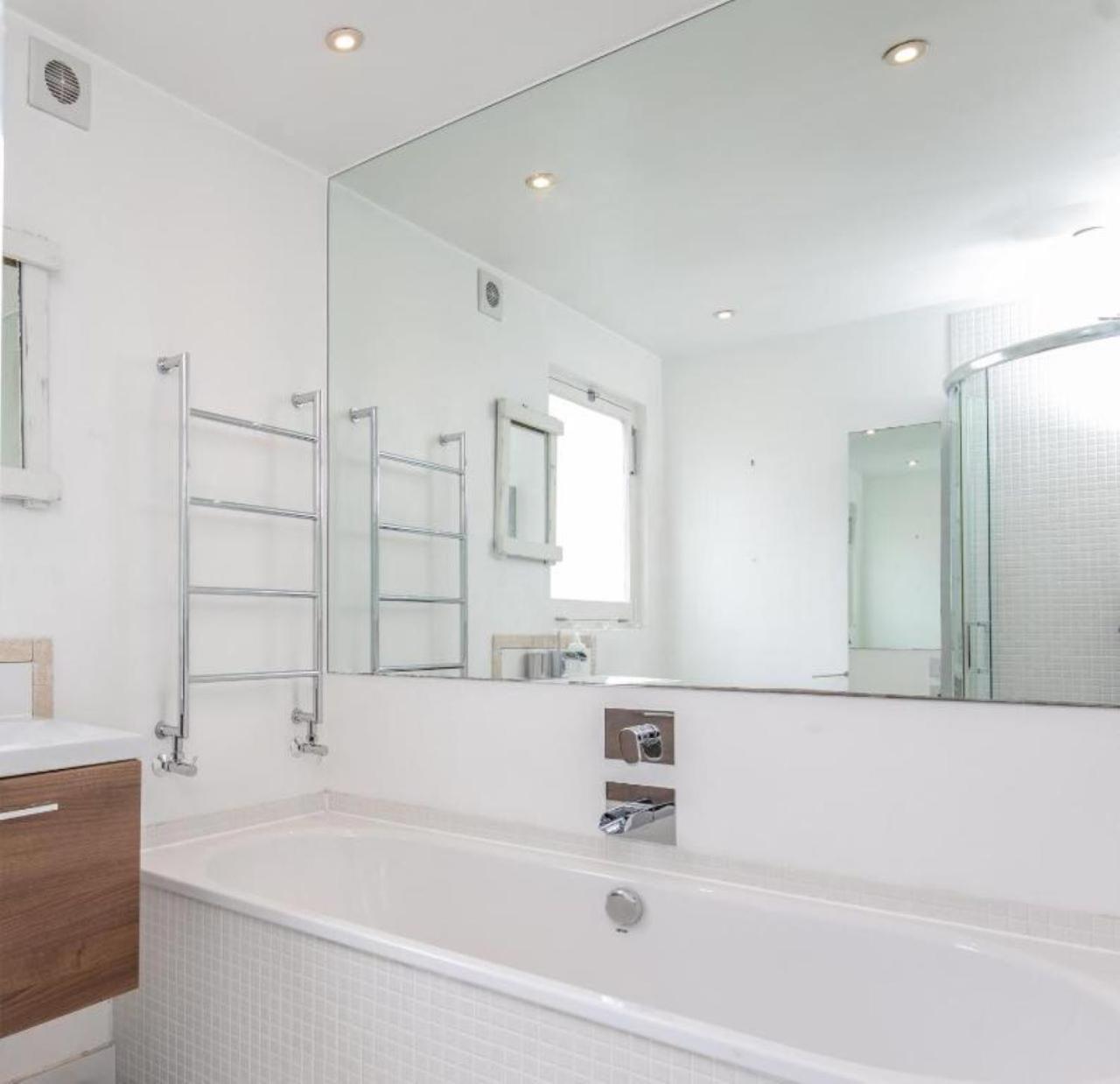 Spacious 2 Bedroom Barons Court, Good Links Apartment London