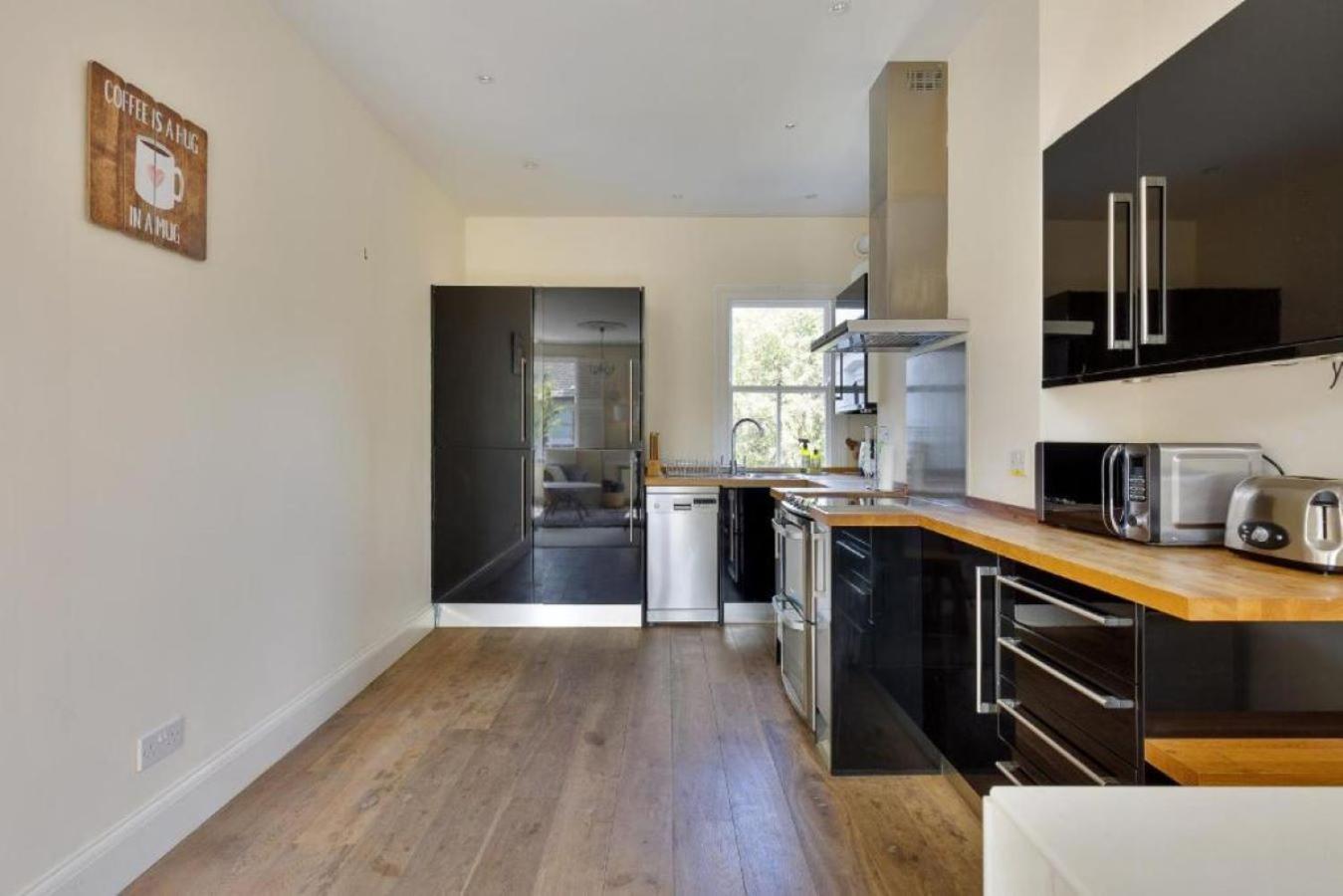 Spacious 2 Bedroom Barons Court, Good Links London