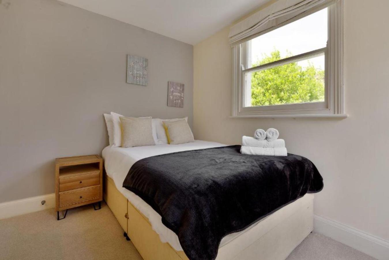 Spacious 2 Bedroom Barons Court, Good Links Apartment *