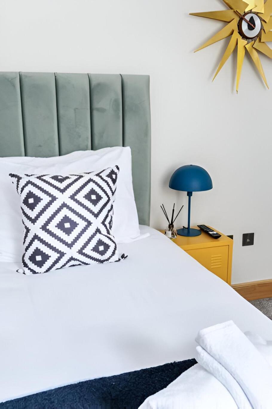 Apartment Vibrant Urban Escape, Family Friendly - Sleeps 8!
