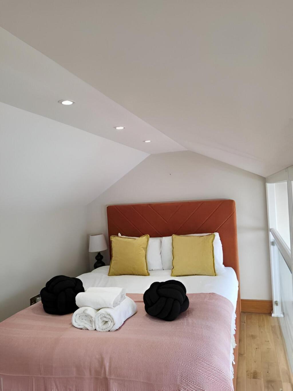 Vibrant Urban Escape, Family Friendly - Sleeps 8! London