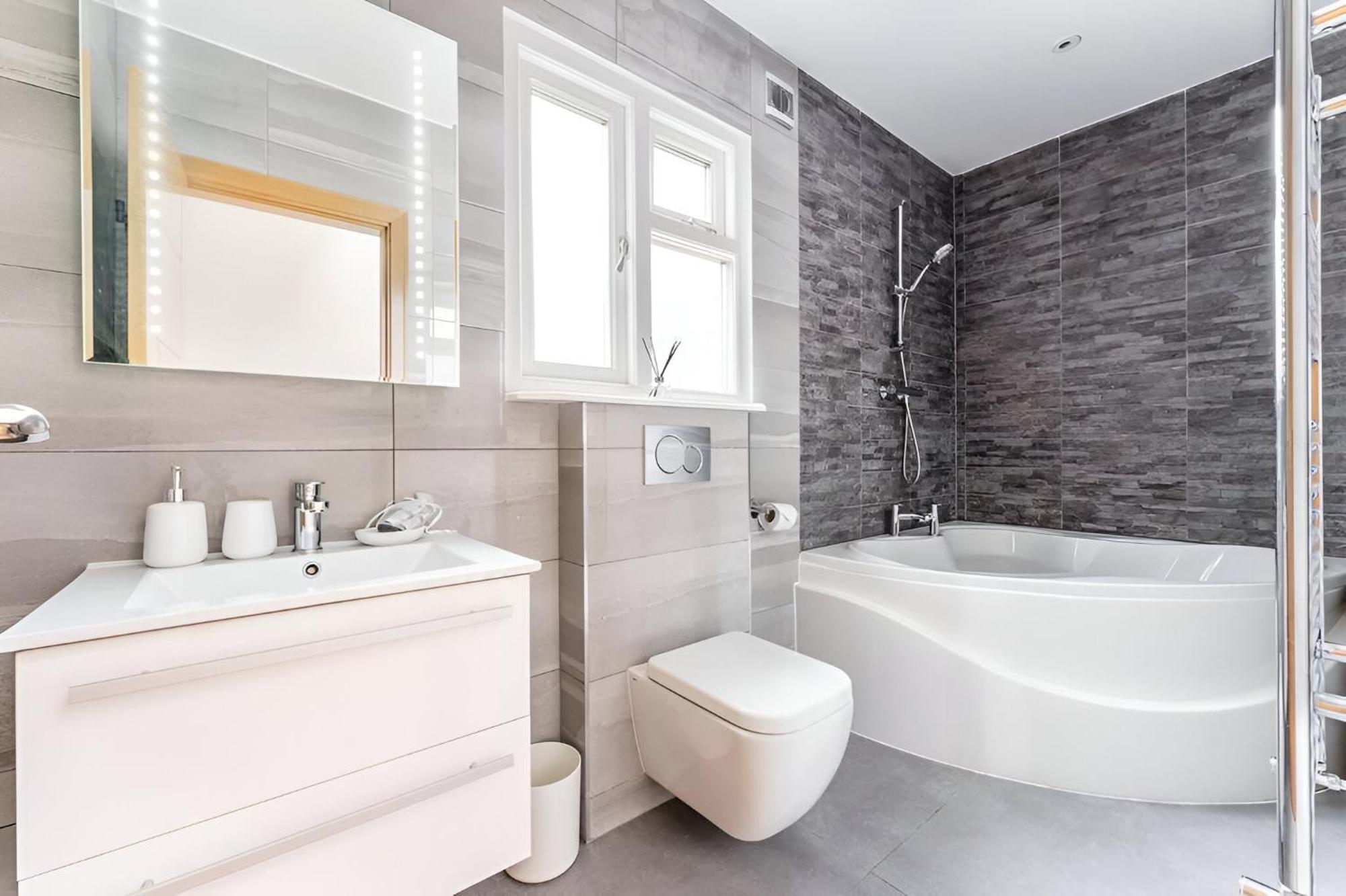 Vibrant Urban Escape, Family Friendly - Sleeps 8! Apartment London