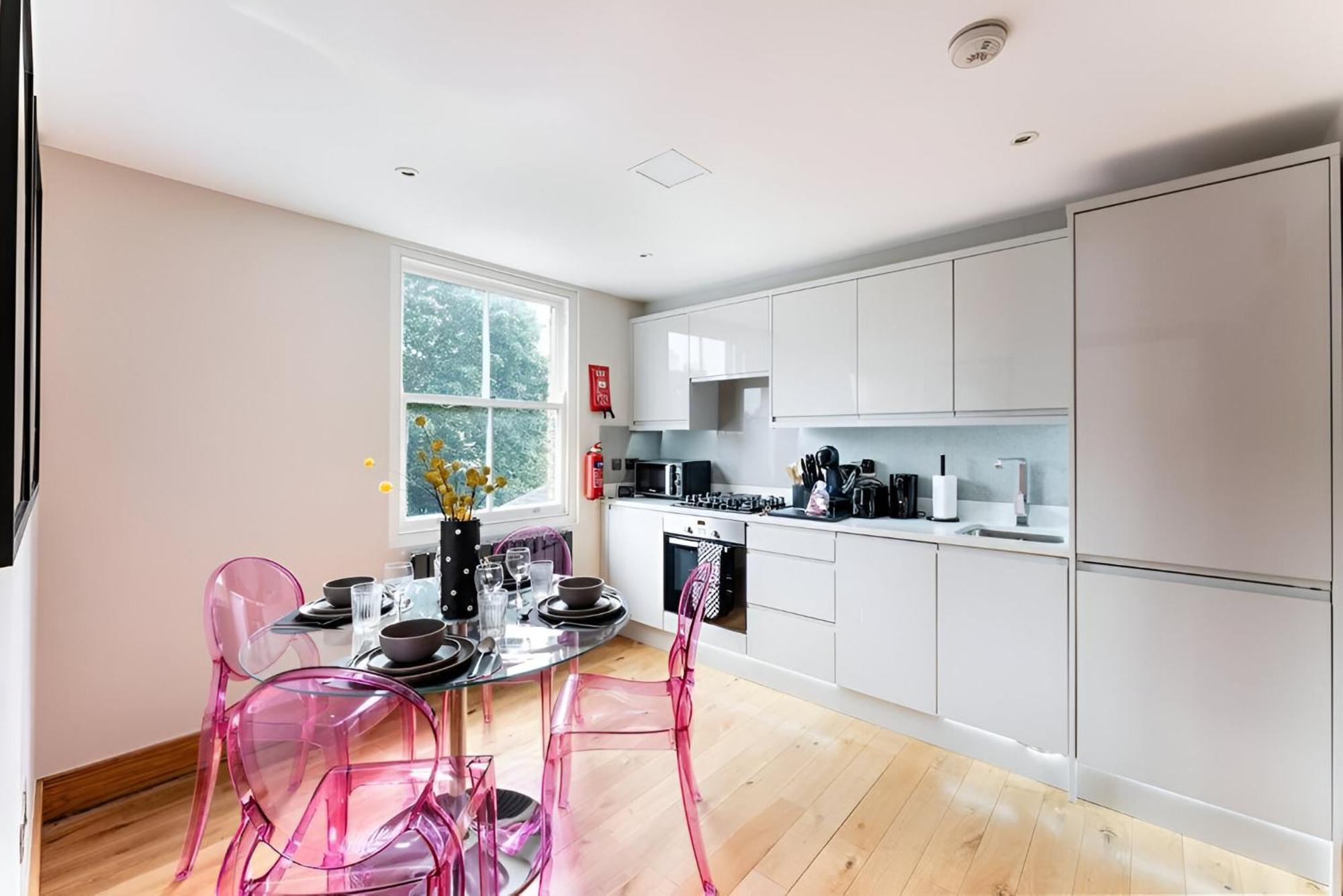 Vibrant Urban Escape, Family Friendly - Sleeps 8! Apartment
