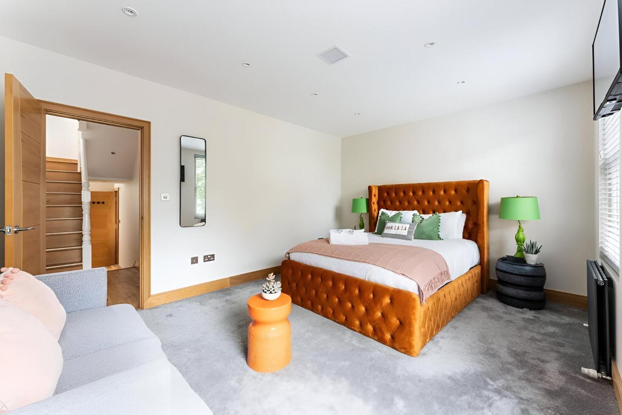Apartment Vibrant Urban Escape, Family Friendly - Sleeps 8!