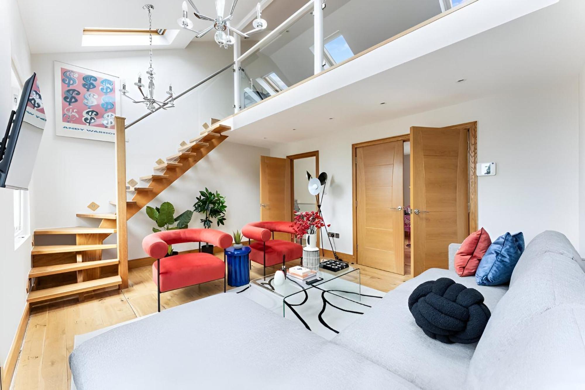 Vibrant Urban Escape, Family Friendly - Sleeps 8! Apartment London