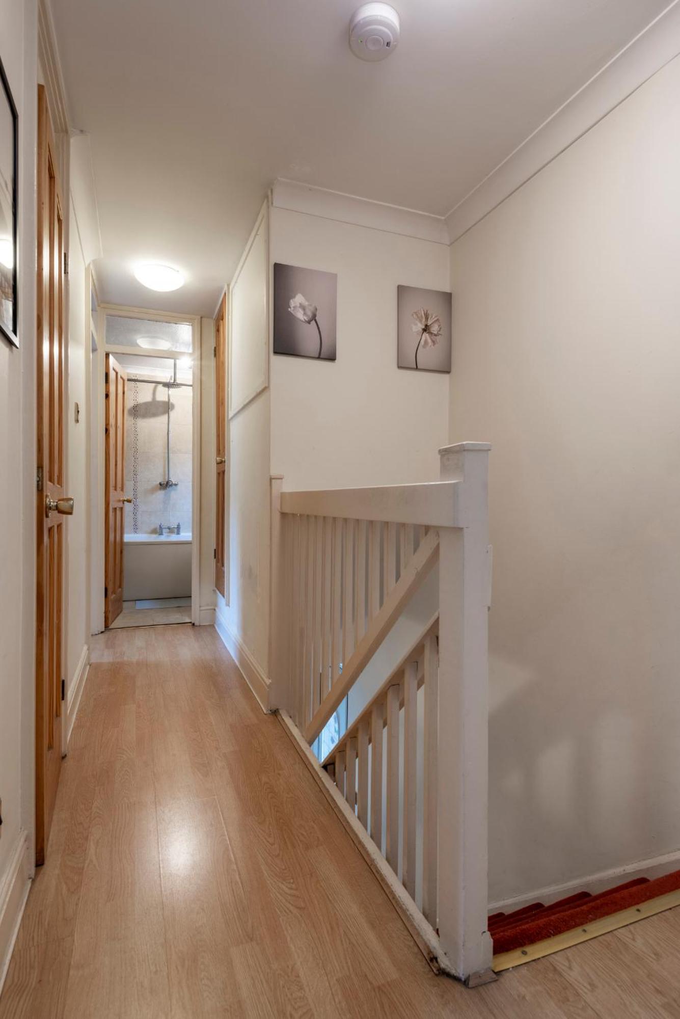 Ferienhaus Spacious 3 Bedroom Whitechapel - 9 Mins From Tower Bridge With Free Parking & Garden London