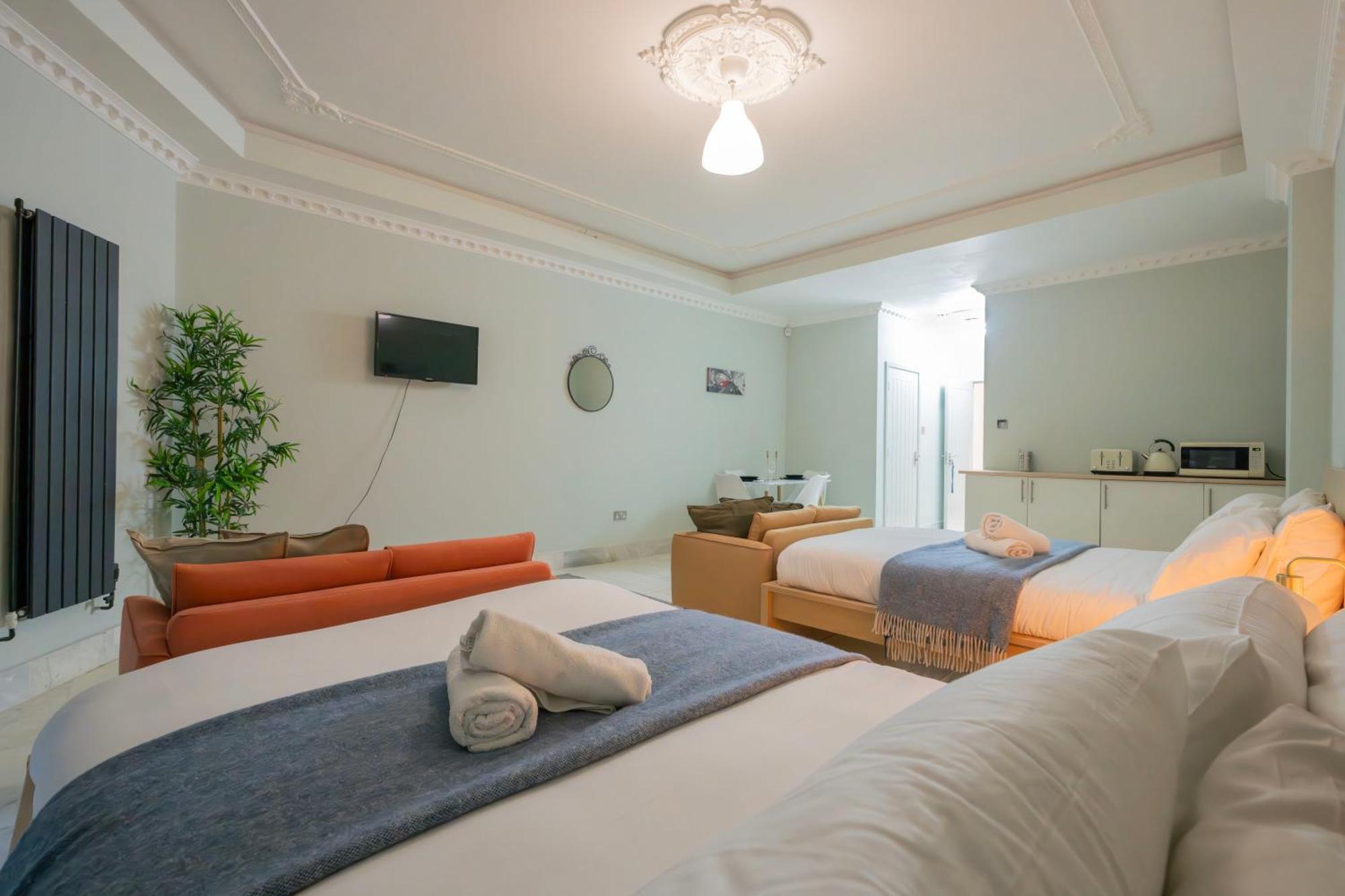Finchley Road & By Primecityhosts *