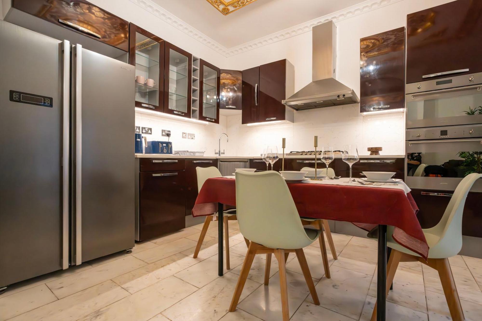 Finchley Road & By Primecityhosts *