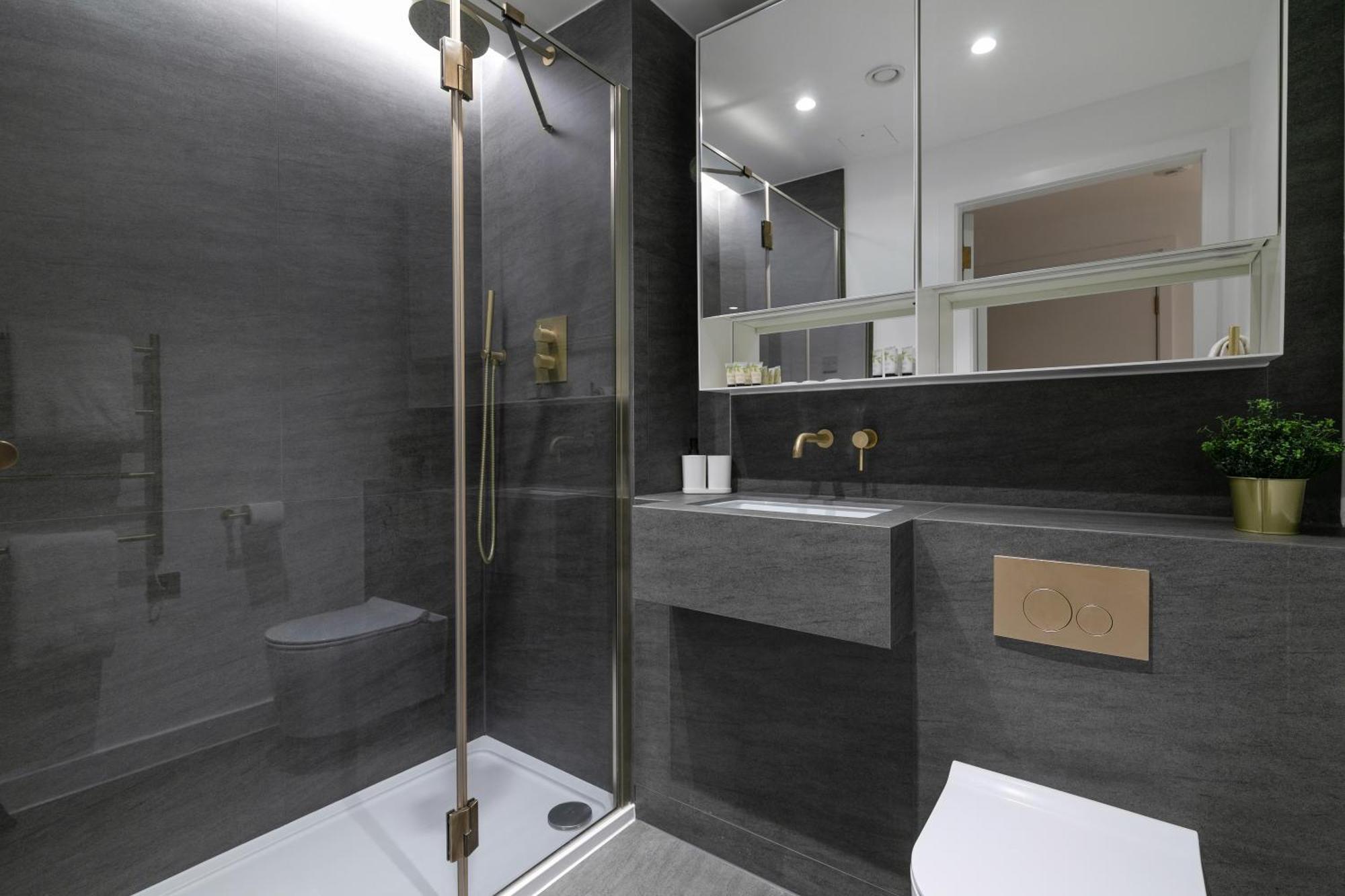 Kings Cross - Luxury 3 Bed Apartment, Private Balcony * London