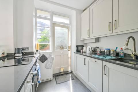 2-bedroom Flat With Garden Near Regent's Park Apartment