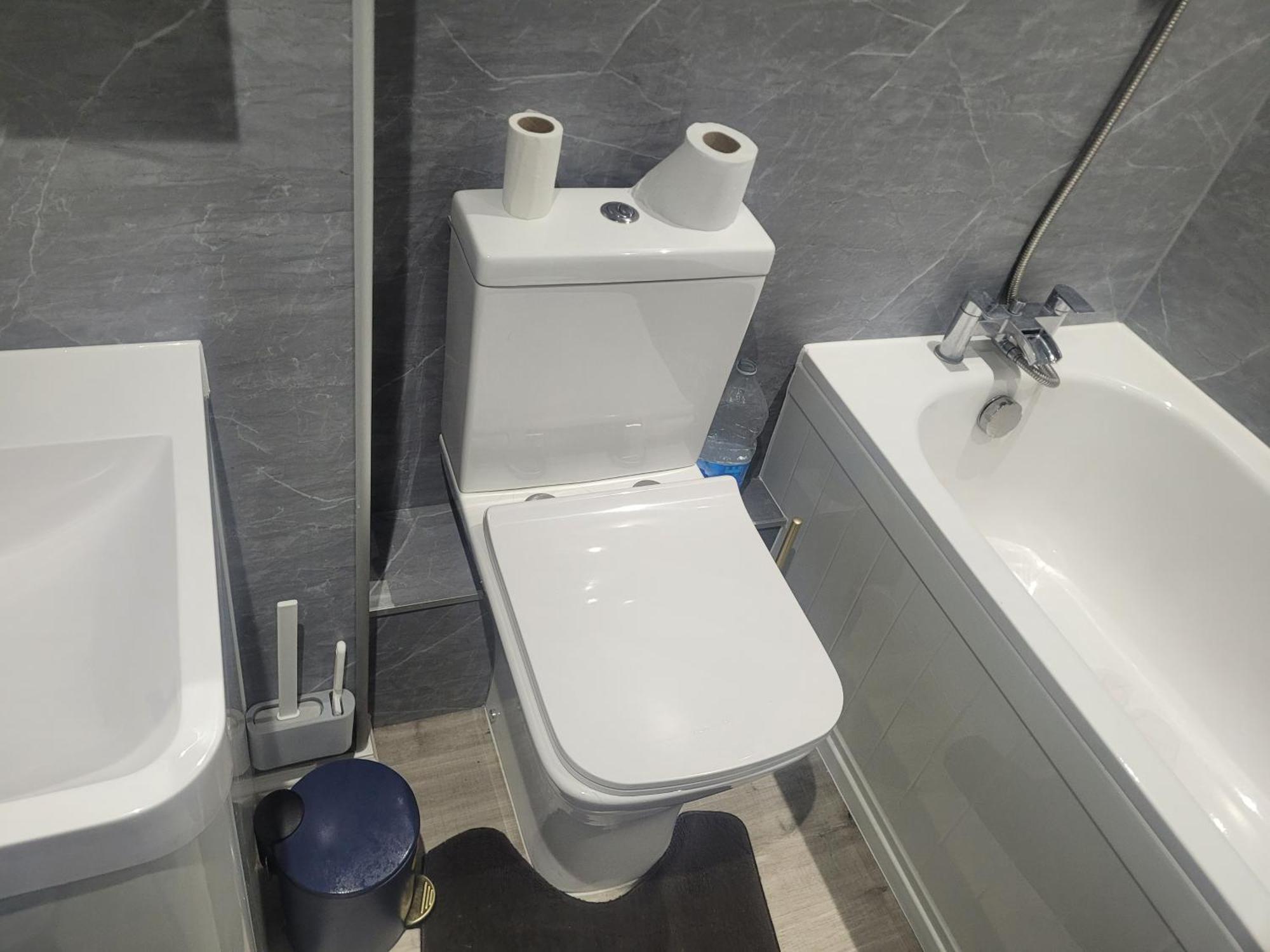 Private Rm In A 2 Bed Near 4 Train Stations