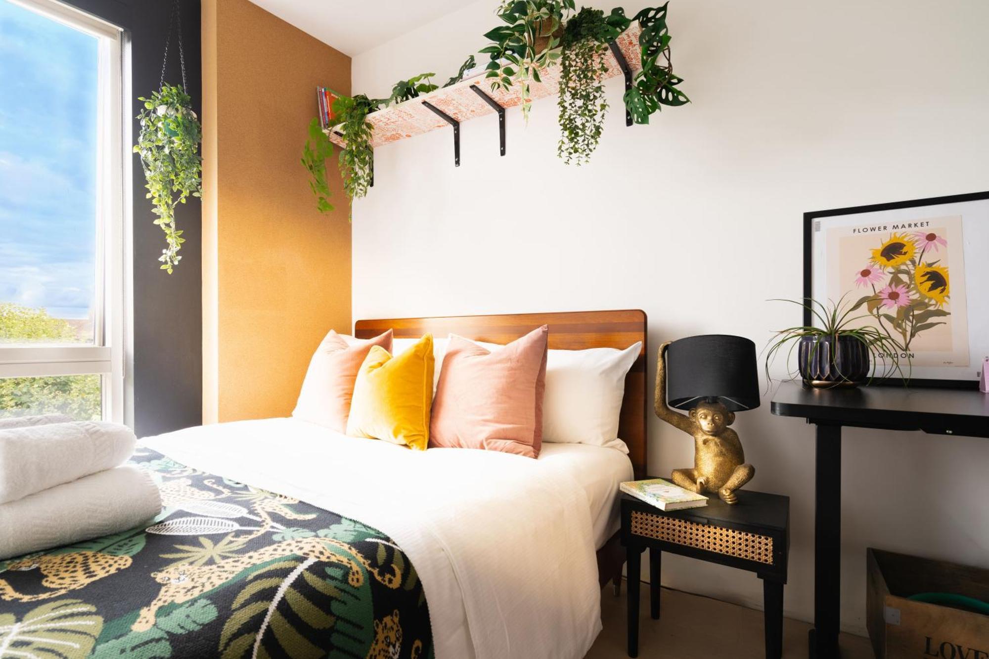 Urban Rainforeast, By Brick Lane E1, Family Friendly Apartment London
