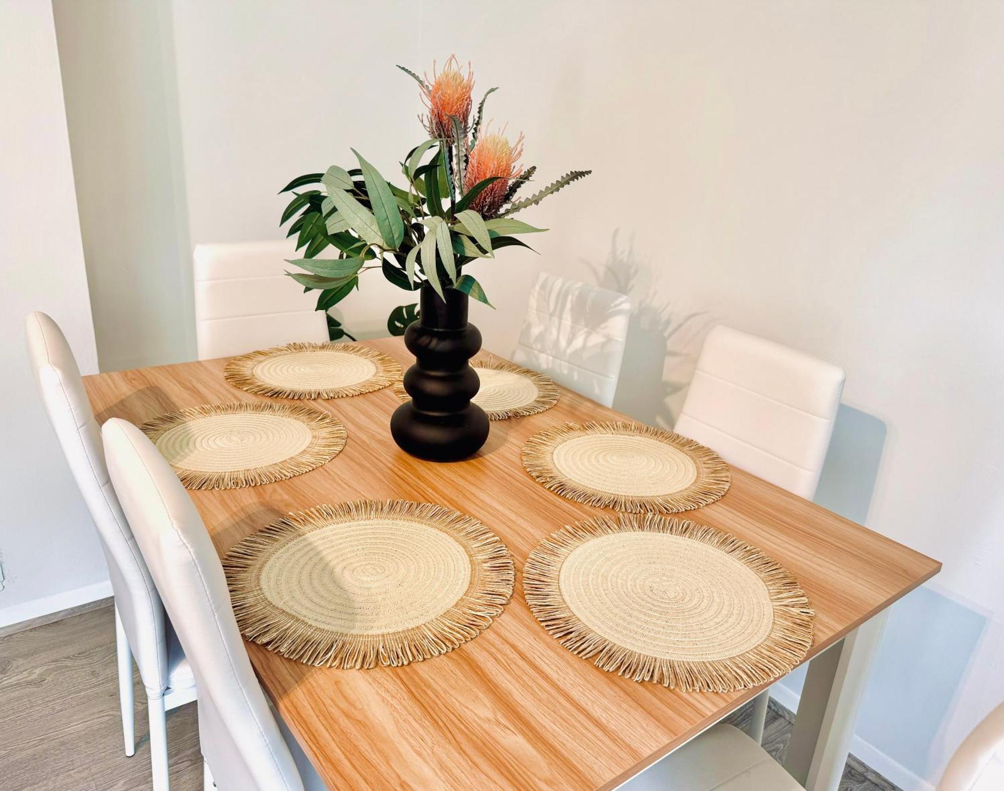 Spacious, Stylish Close To Transport Apartment *