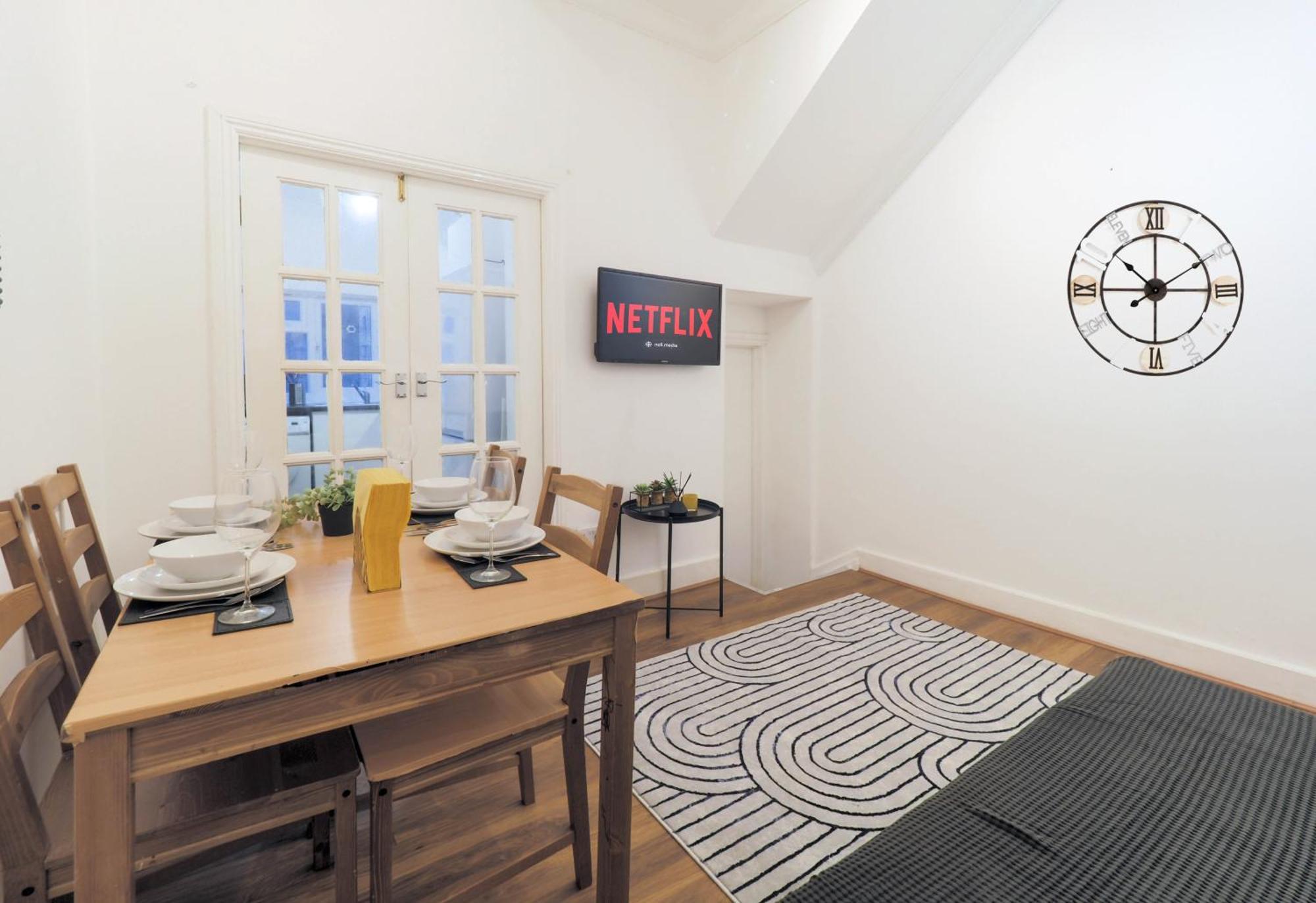 F1 Cozy 2 Bed Flat Opposite Olympia Sleeps 5 People Apartment