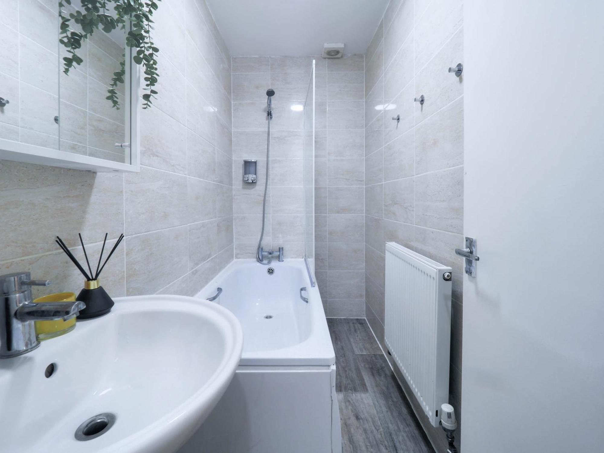 Apartment F1 Cozy 2 Bed Flat Opposite Olympia Sleeps 5 People