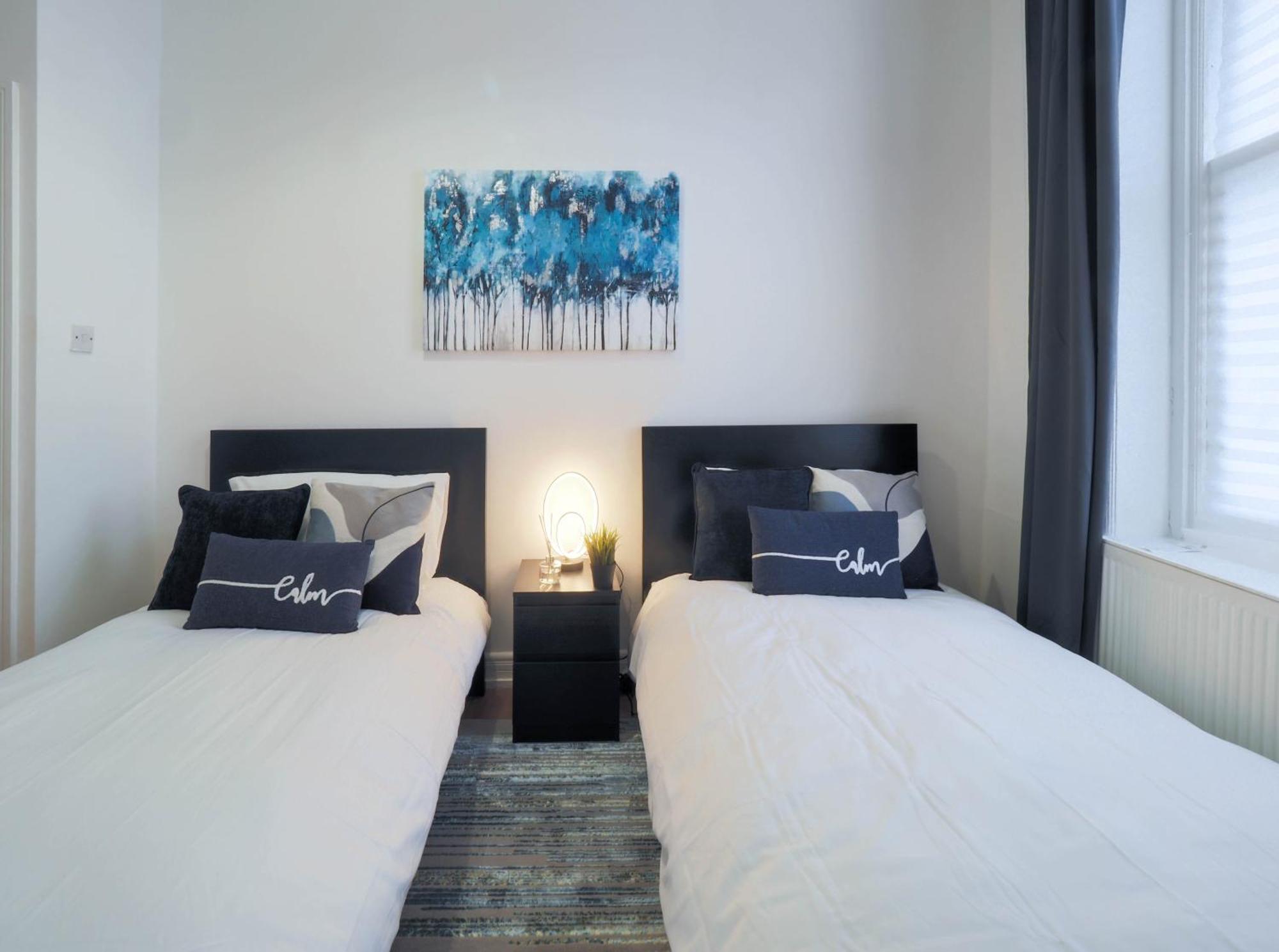 F1 Cozy 2 Bed Flat Opposite Olympia Sleeps 5 People Apartment *
