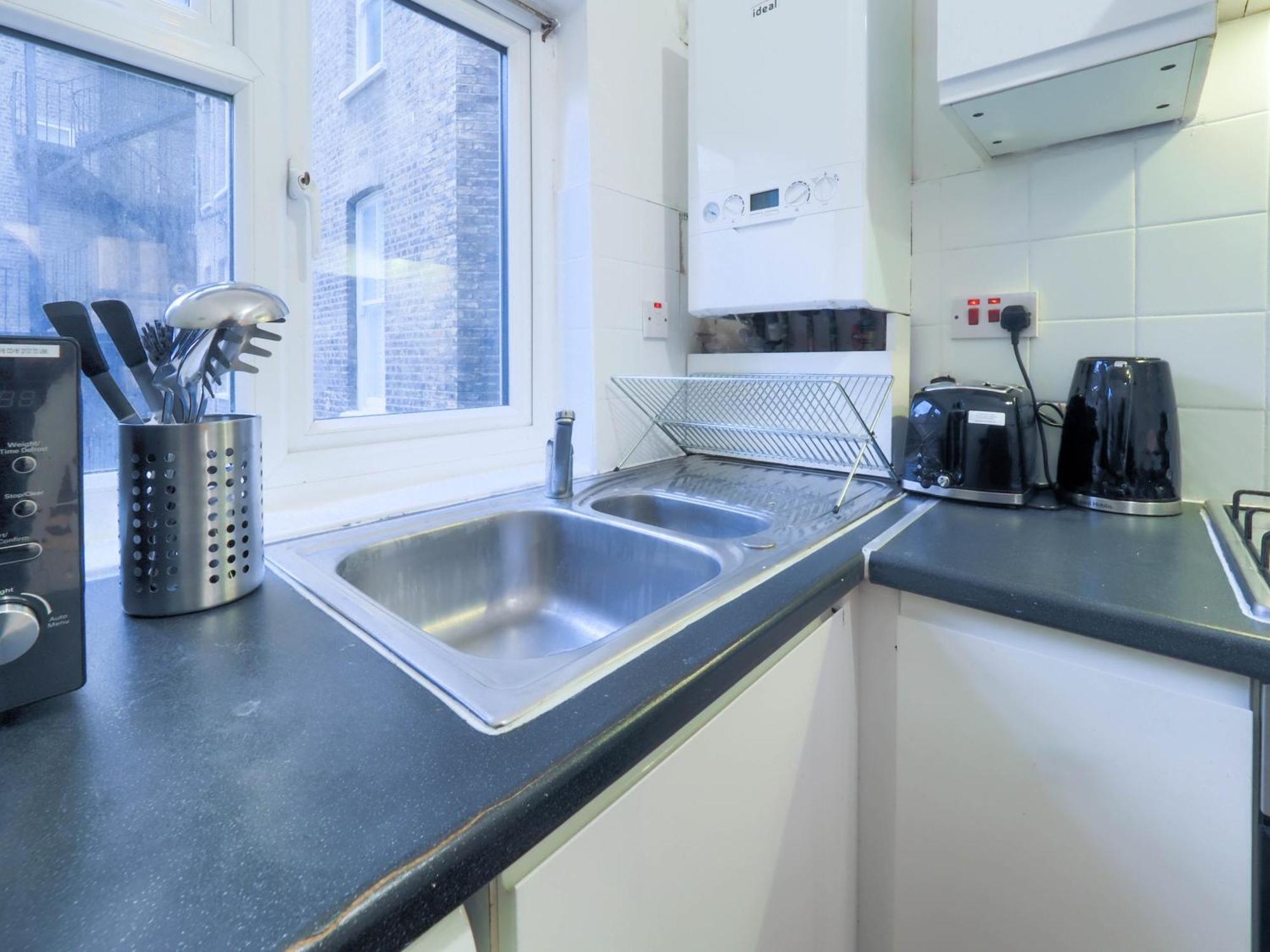 F1 Cozy 2 Bed Flat Opposite Olympia Sleeps 5 People *