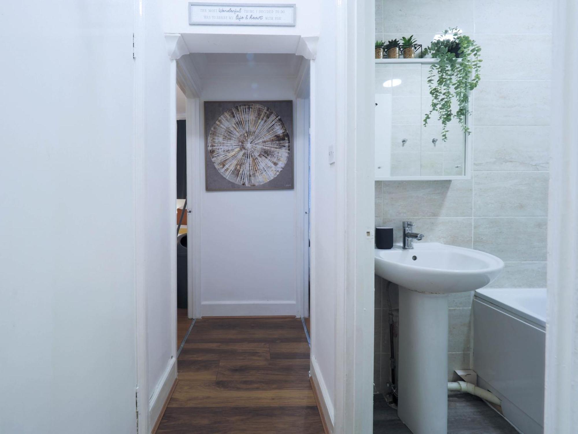 F1 Cozy 2 Bed Flat Opposite Olympia Sleeps 5 People Apartment