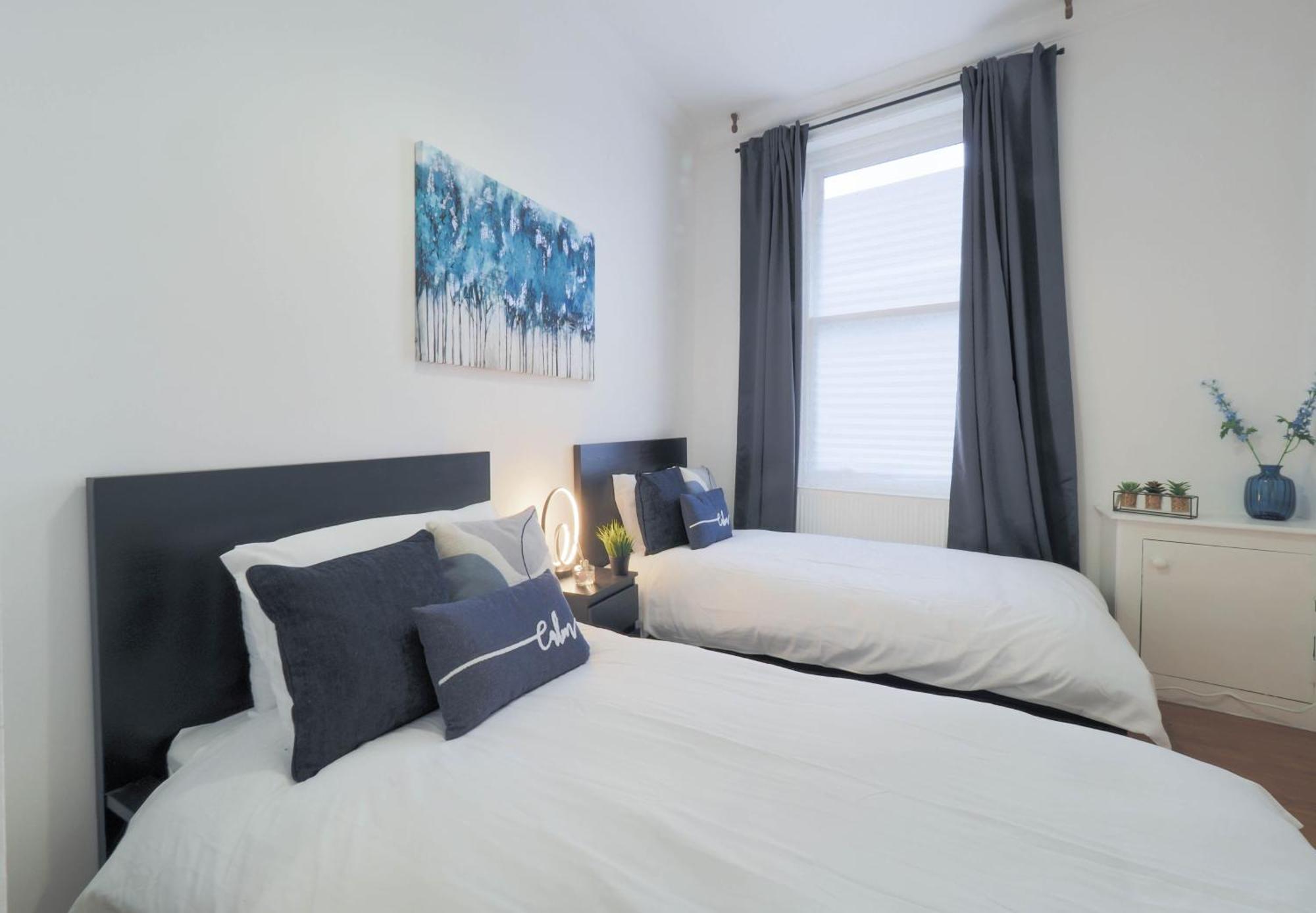 F1 Cozy 2 Bed Flat Opposite Olympia Sleeps 5 People Apartment London