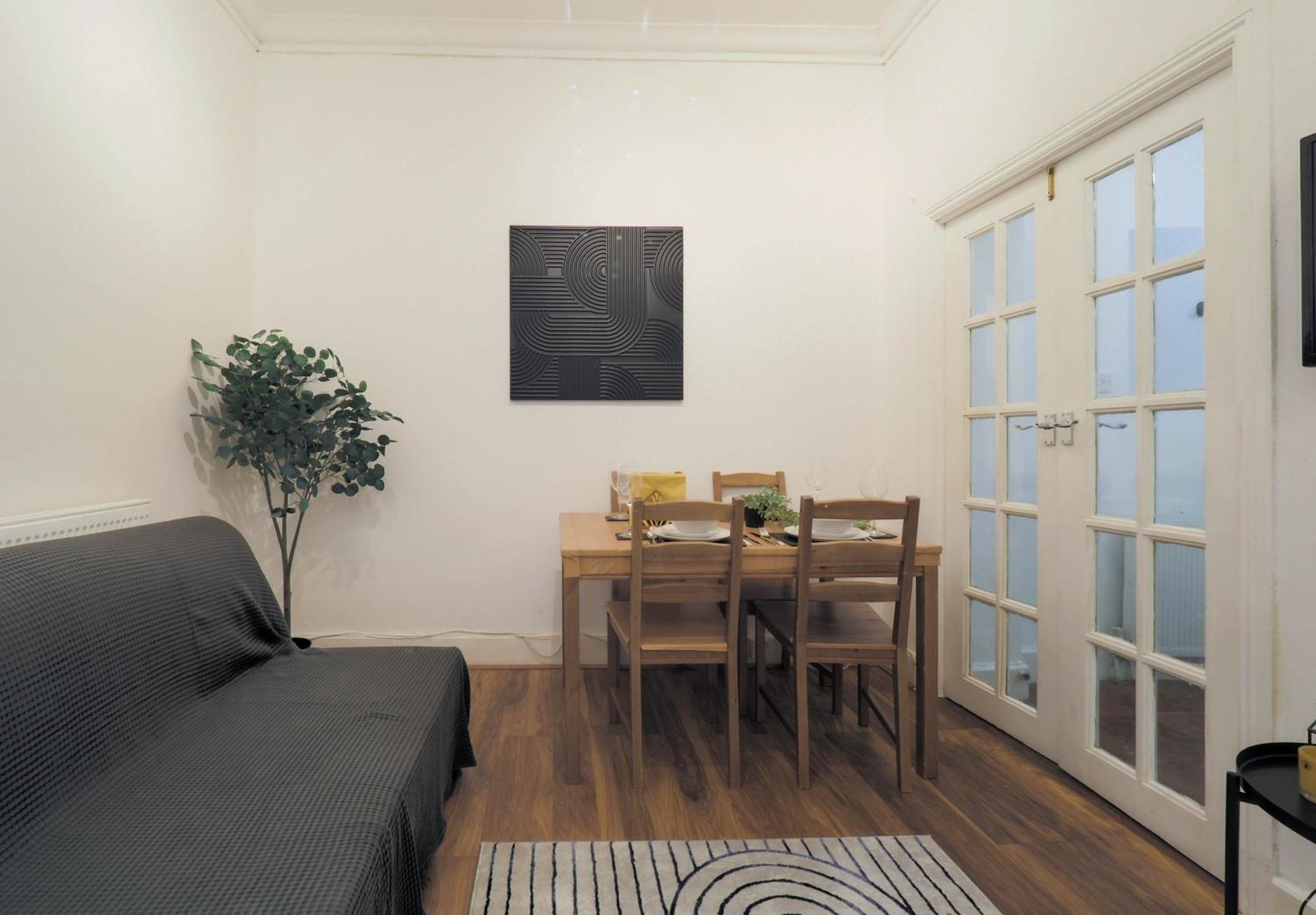 F1 Cozy 2 Bed Flat Opposite Olympia Sleeps 5 People Apartment