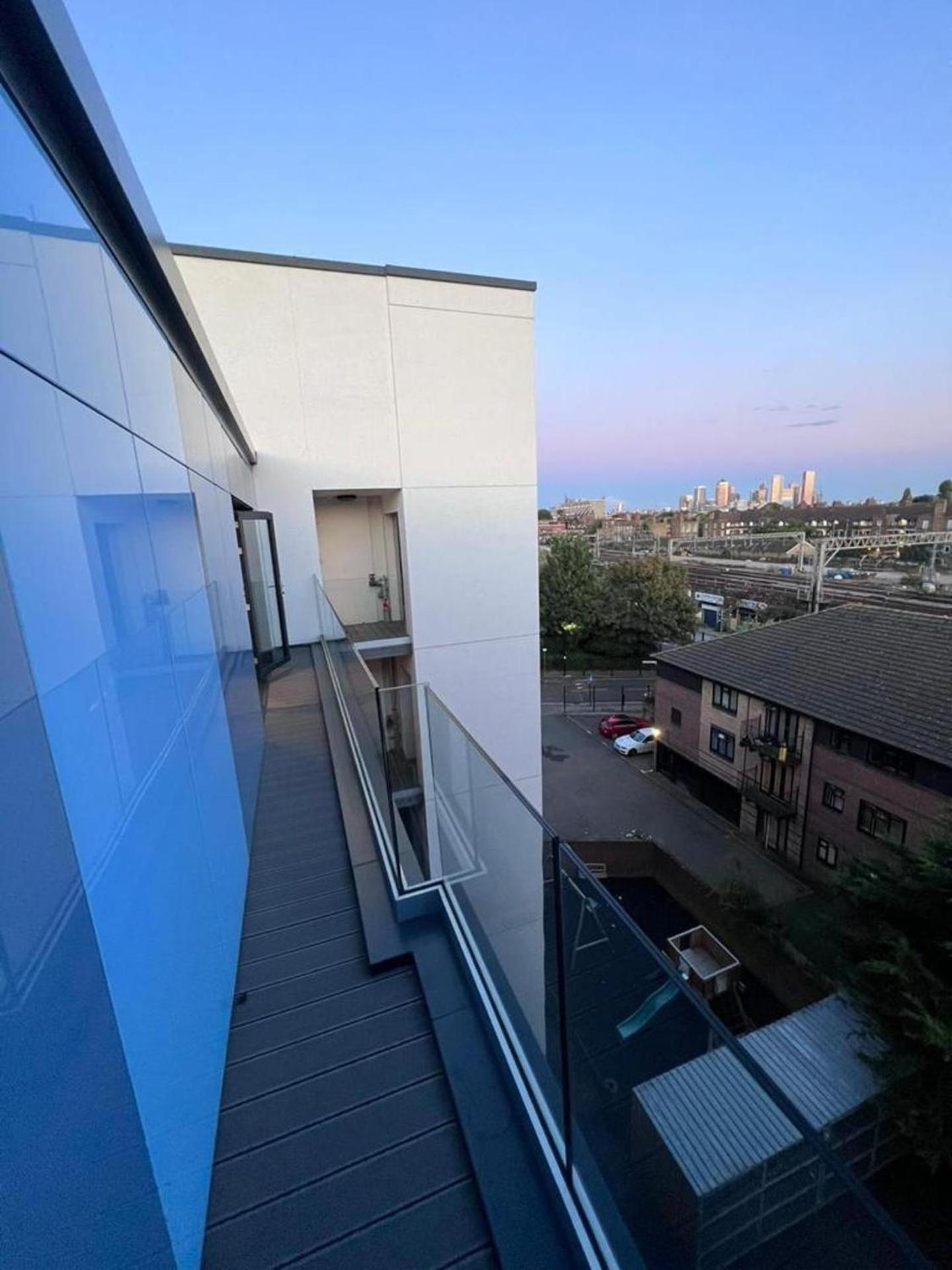 3br-3bath-central London-parking-petsok-fireplace