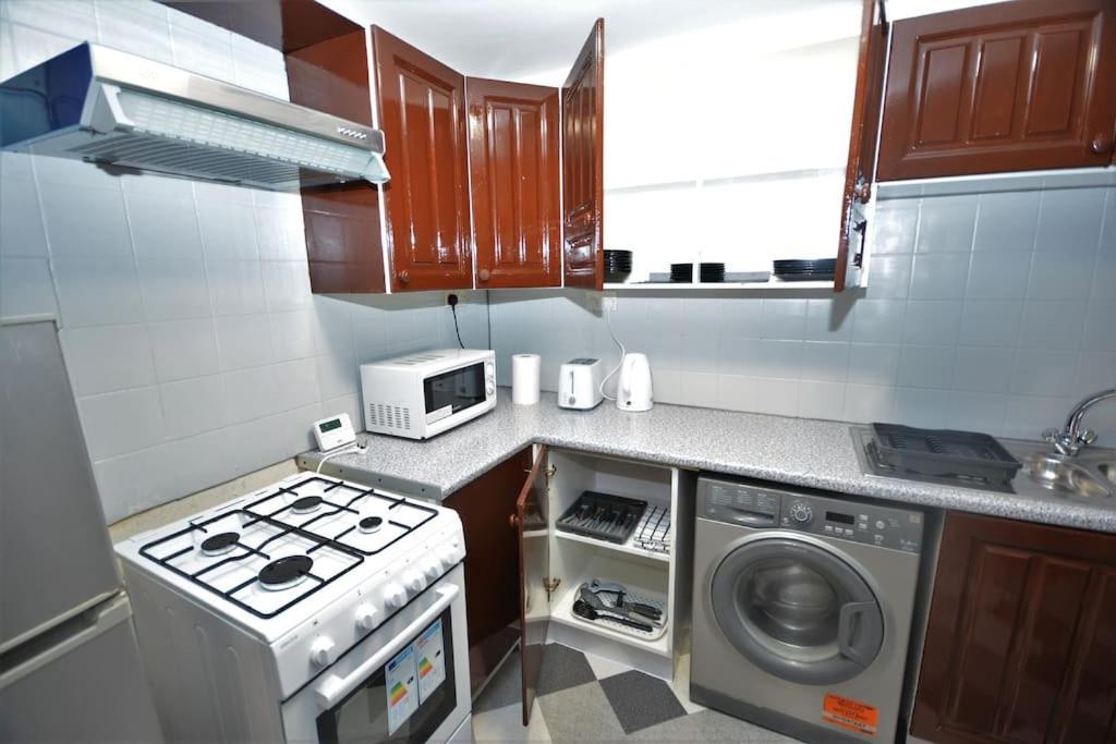 Spacious 3 Bedroom House In Beckton Holiday home *