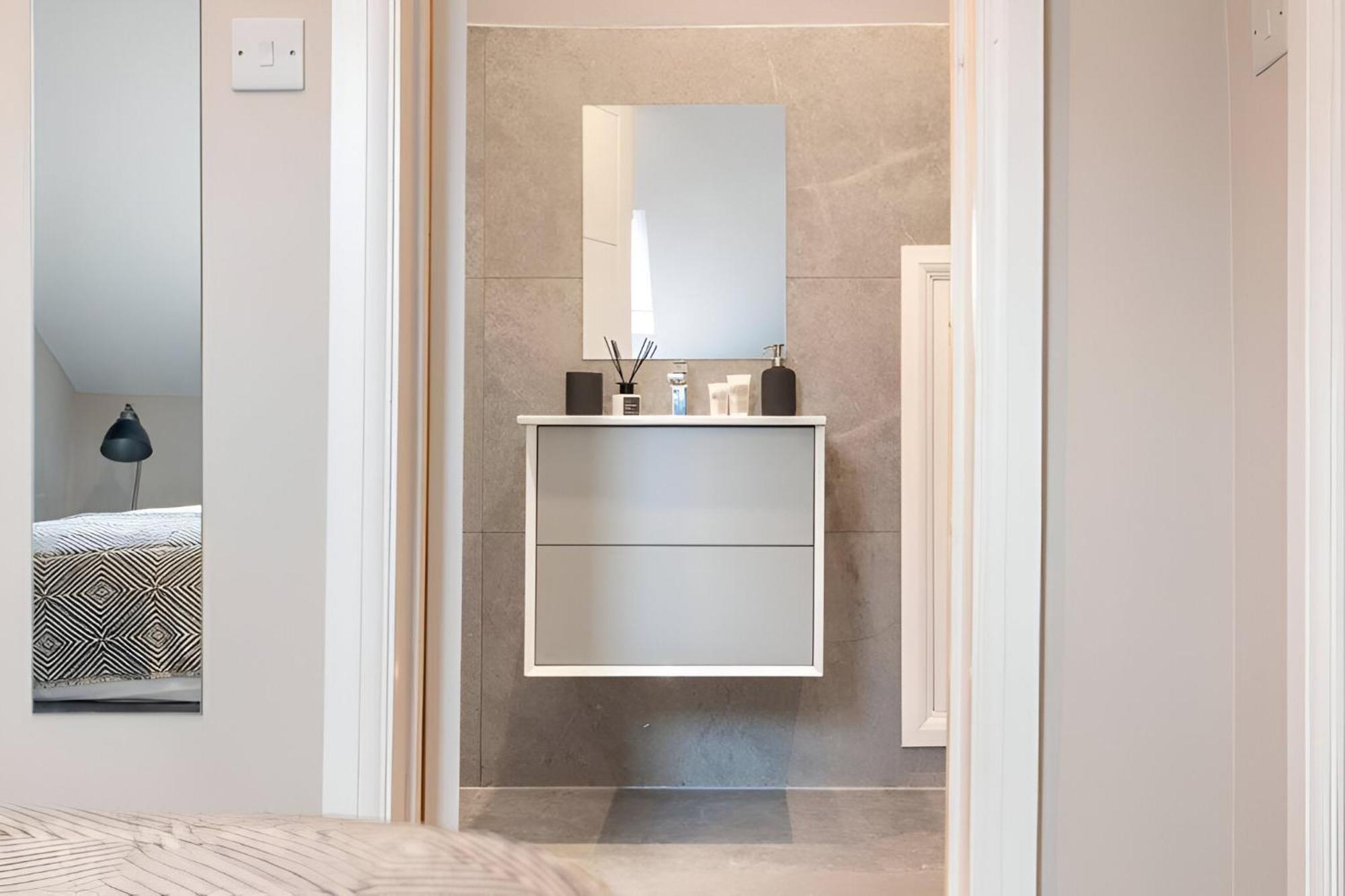 Earthy Elegance Stylish 4br For Urban Escapes Londres