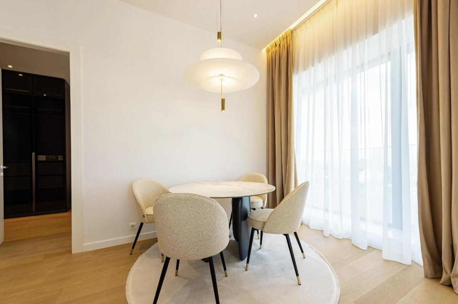 Lovely 4 Bdr Parking Apartment *