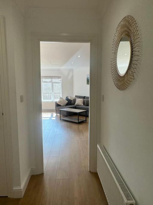 2 Bedroom, Parking, Hounslow St Apartamento