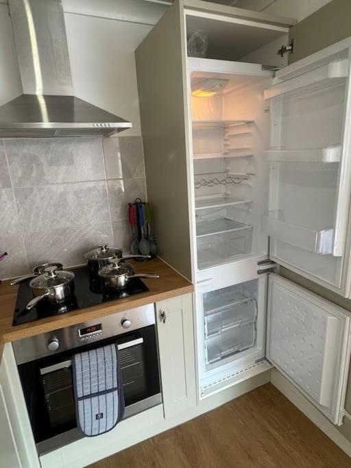 Apartamento 2 Bedroom, Parking, Hounslow St Londres