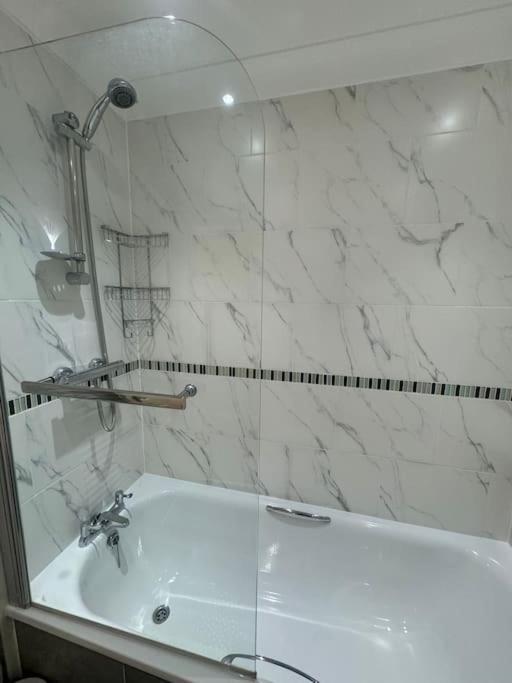 2 Bedroom, Parking, Hounslow St Apartamento