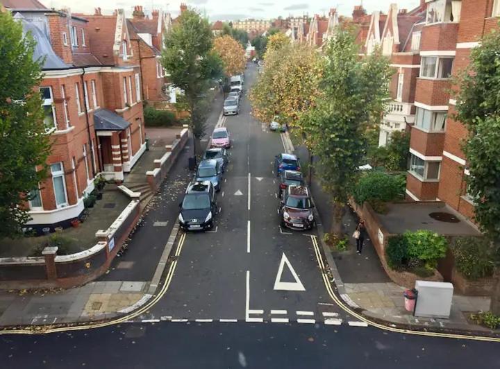Stylish Floor 1 Bed Flat In West Hampstead Apartment London
