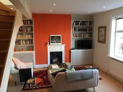 Stylish Floor 1 Bed Flat In West Hampstead Apartment
