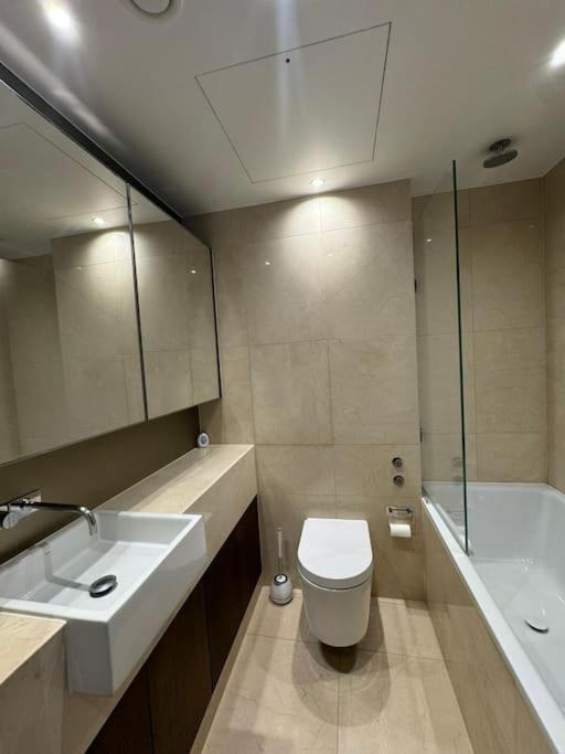 Luxury Chelsea Waterfront View *